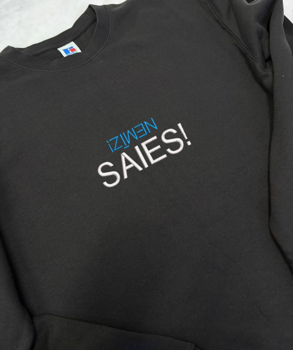 Izšūts teksts uz unisex džempera