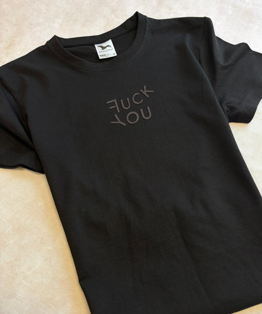 Melns unisex T-krekls ar izšūtu tekstu “F U” melnā krāsā