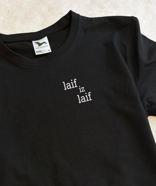 Melns unisex T-krekls ar izšūtu tekstu "laif iz laif".