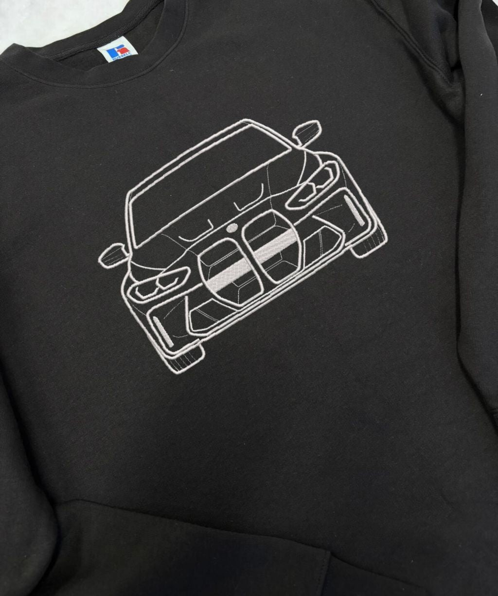 Personalizēts auto silueta izšuvums uz melna hūdija, skats no priekšas