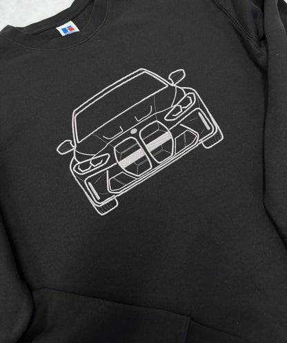 Personalizēts auto silueta izšuvums uz melna hūdija, skats no priekšas