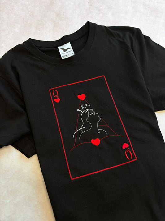 Izšūta spēļu kārts uz melna T-krekla