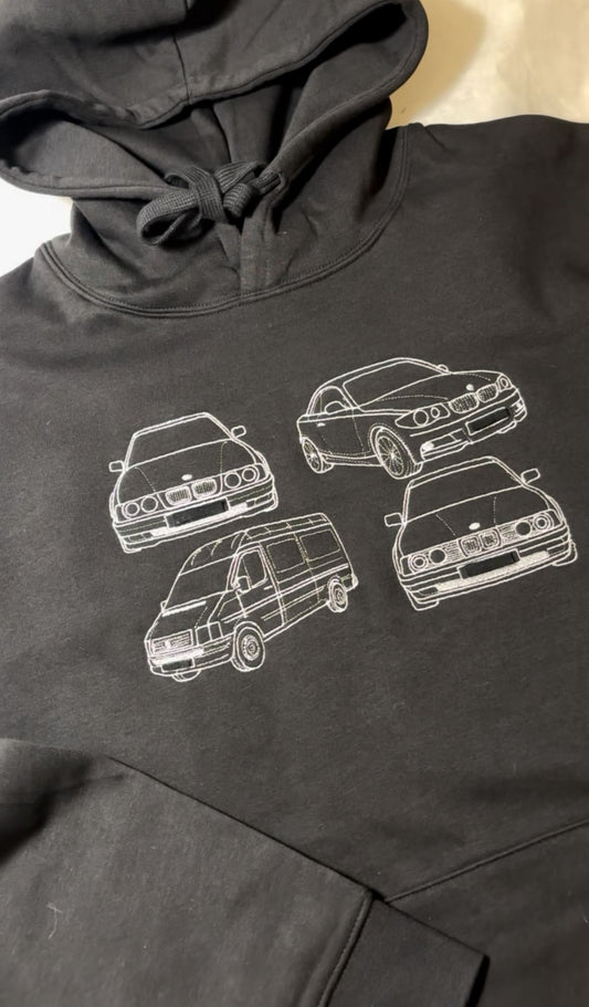 Personalizēts izšuvums ar četriem auto siluetiem uz melna hūdija