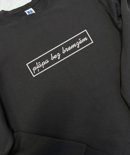 Teksta izšuvuma detaļa uz unisex apģērba