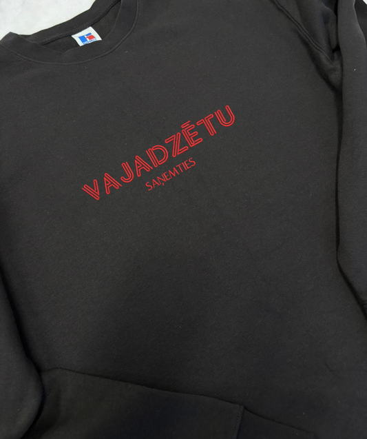 Unisex džemperis ar izšūtu tekstu “Vajadzētu saņemties” uz modeļa