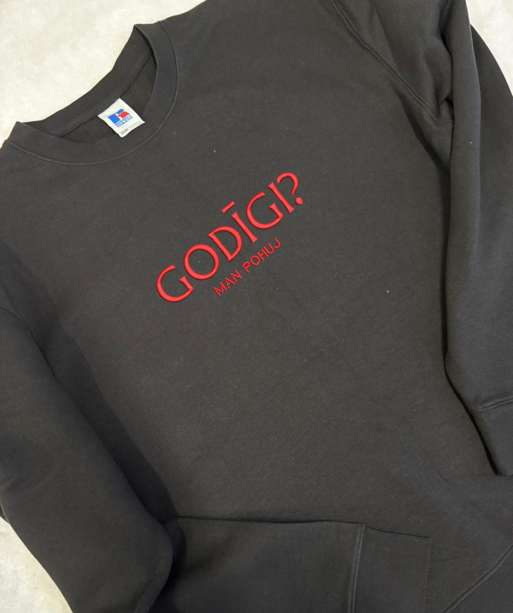 Unisex apģērbs ar izšūtu tekstu