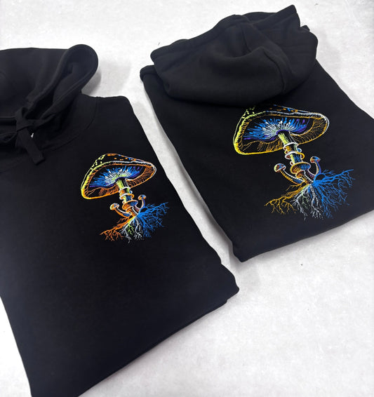 Melni unisex hūdiji ar krāsainu sēņu izšuvumu