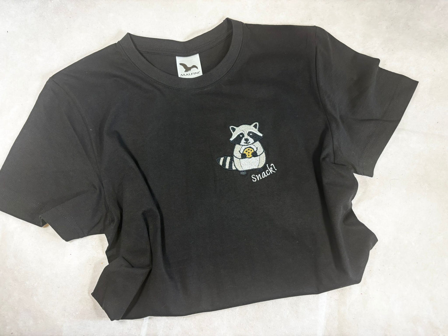 Jenota izšuvums uz unisex T-krekla