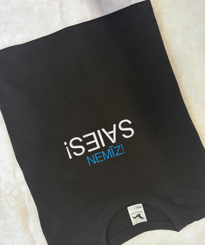 Spoguļattēlā izšūta teksta detaļa uz T-krekla