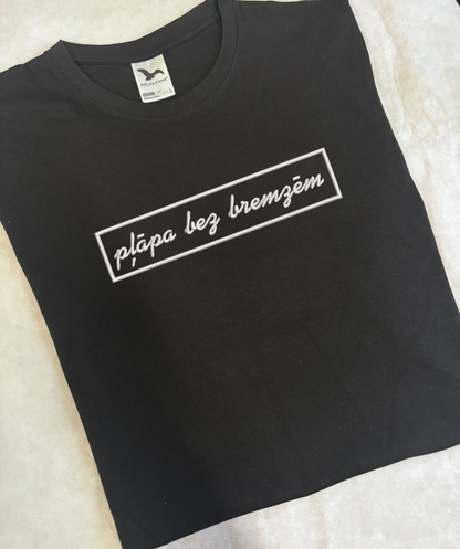 Izšuvums uz melna unisex tkrekla