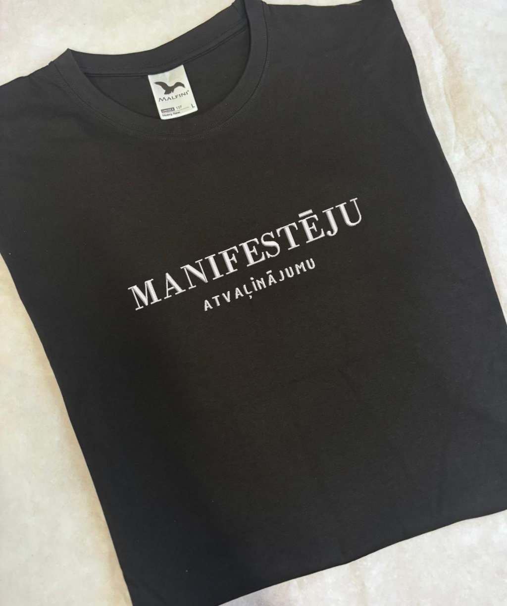 Unisex T-krekls ar izšuvumu “Manifestēju” ikdienas stilā