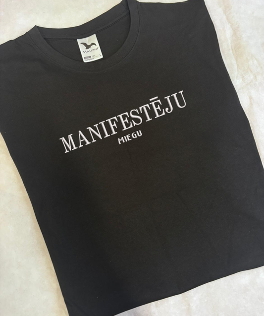 Unisex T-krekls ar izšūtu tekstu “Manifestēju” melnā krāsā